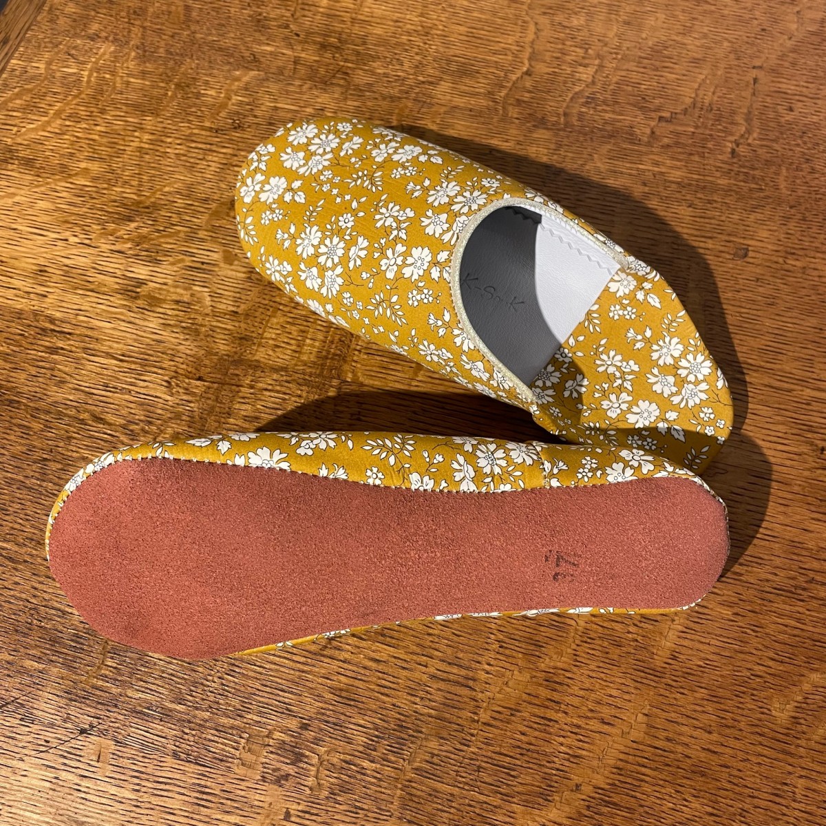 Souk Souk - Babouches moutardes à fleurs