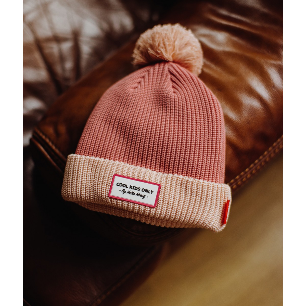 Hello Hossy - Bonnet enfant à pompon rose pastel