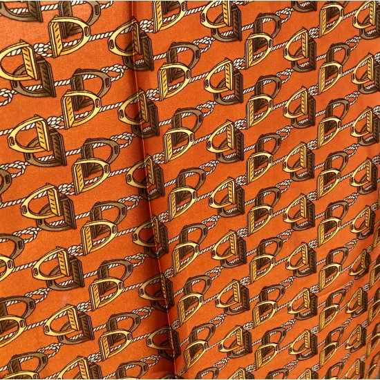 Foulard carré orange à motif