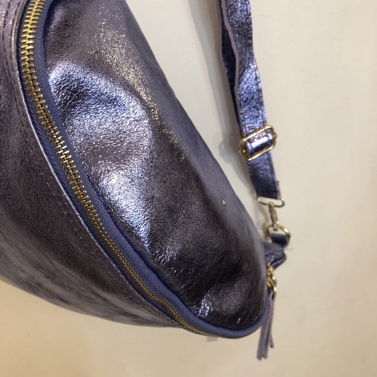 Sac banane XL en cuir métallisé lila 2