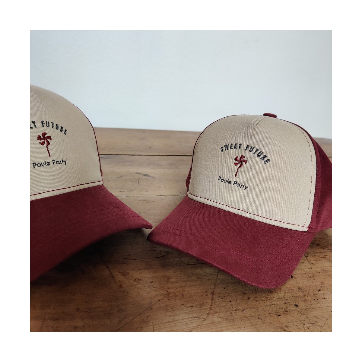 Poule Party - Casquette bordeaux et crème
