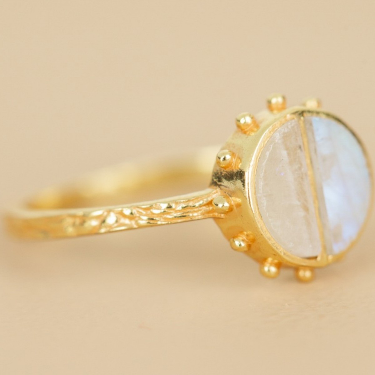 Muja Juma - Bague demi cercle pierre de lune blanche