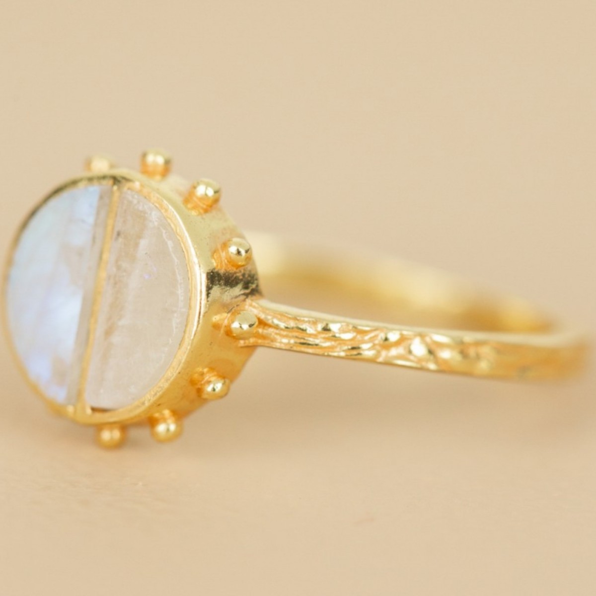 Muja Juma - Bague demi cercle pierre de lune blanche