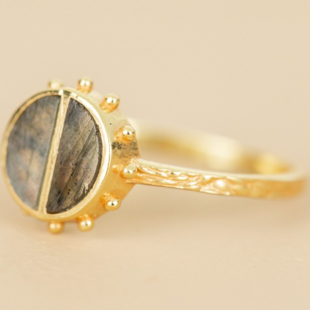 Muja Juma - Bague demi cercle pierre de labradorite