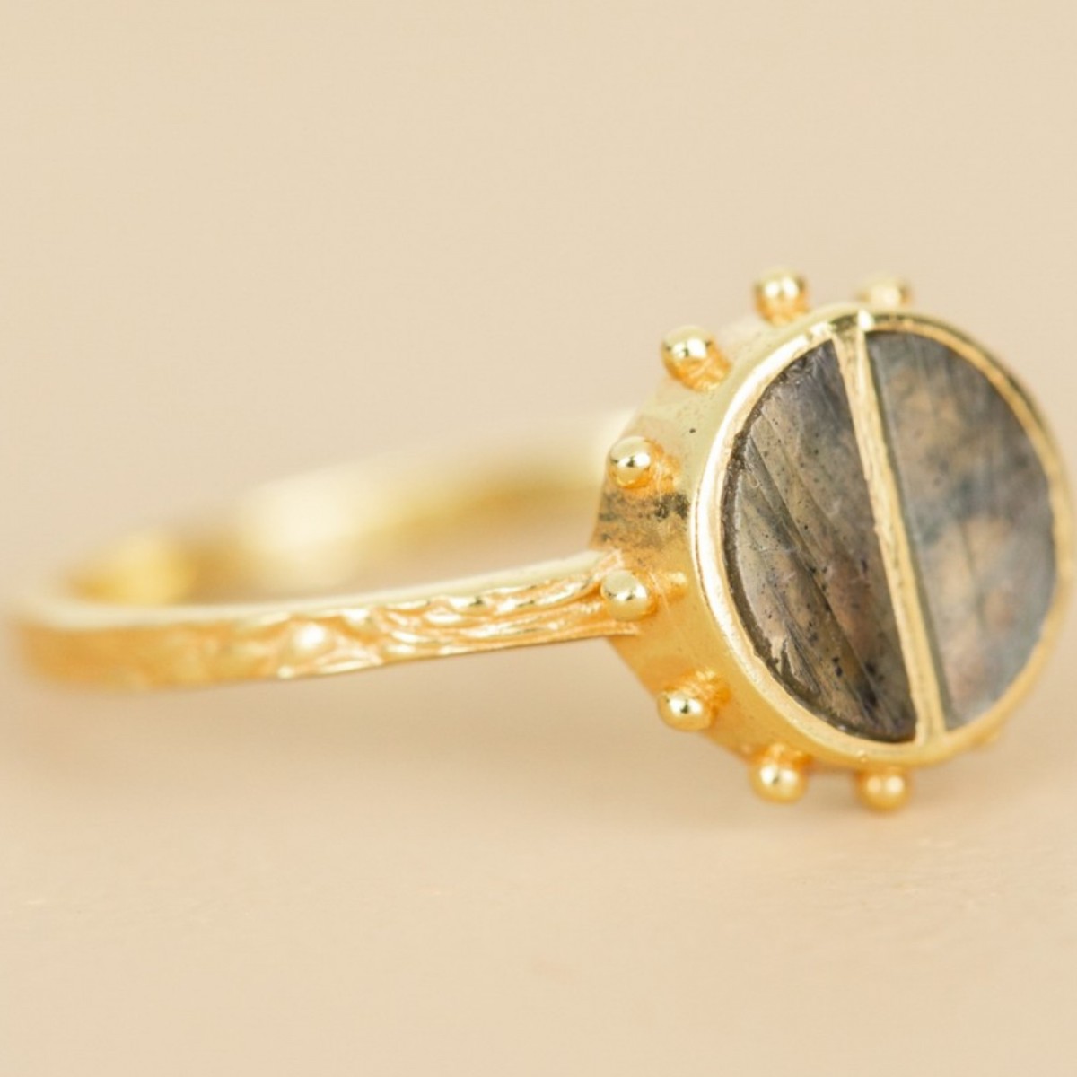 Muja Juma - Bague demi cercle pierre de labradorite