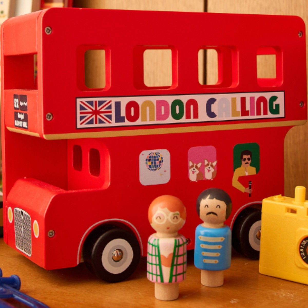 Le petit souk| Bus londonien et ses chanteurs en bois